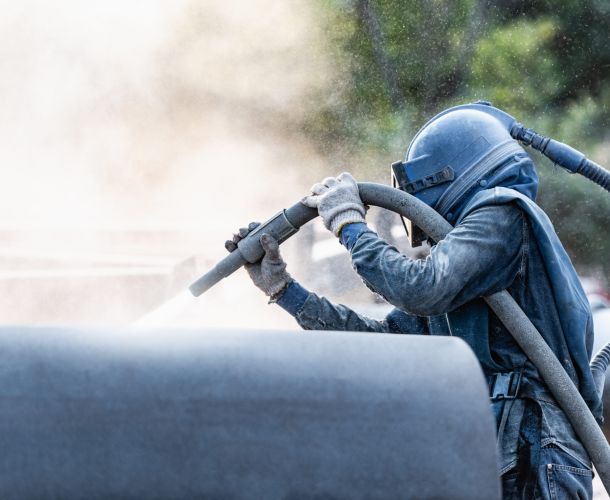 Le sablage : pourquoi c’est la clé d’une peinture durable sur métal