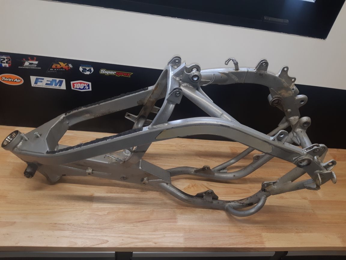 Rénovation et peinture d’un cadre de moto