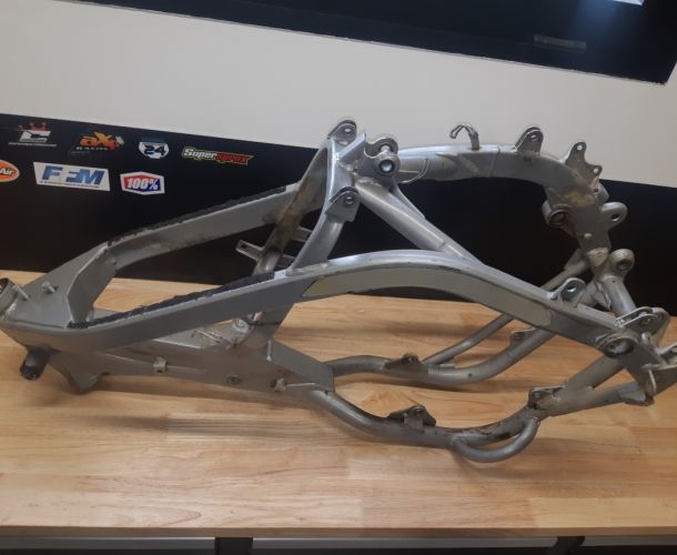 Rénovation et peinture d’un cadre de moto