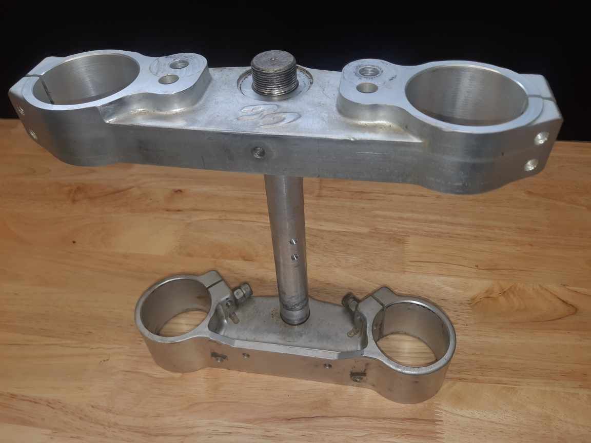 Rénovation et peinture d’un Té de fourche moto