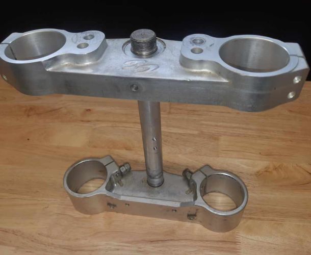 Rénovation et peinture d’un Té de fourche moto