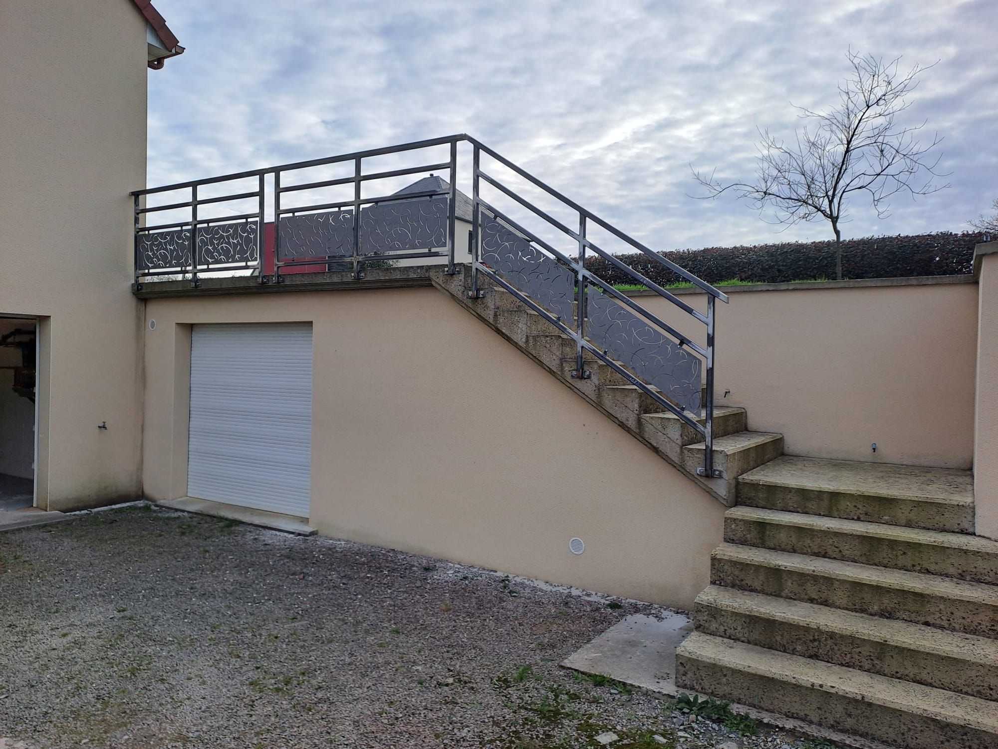 Peinture d’un garde-corps d’escalier rouge