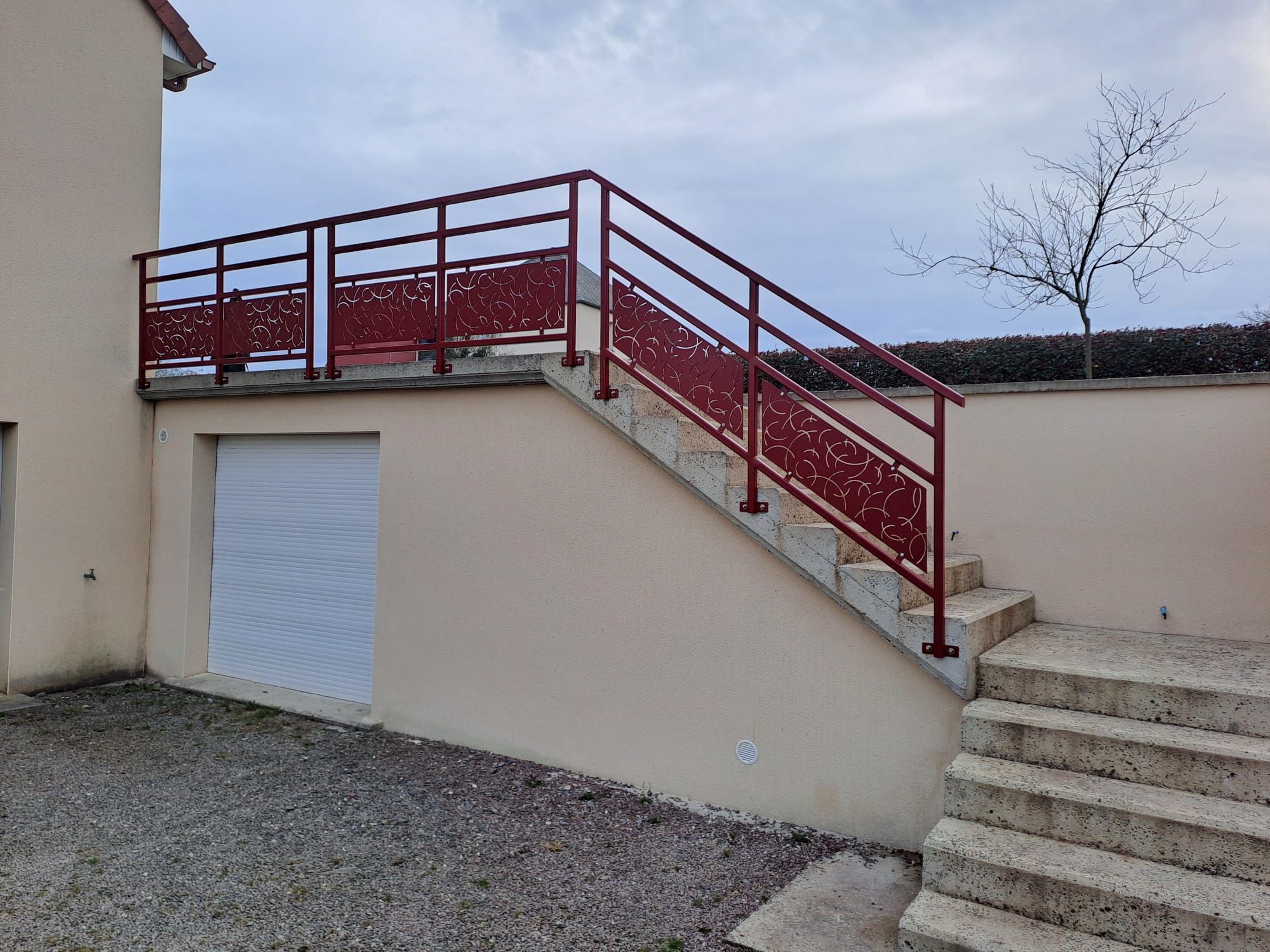 Peinture d’un garde-corps d’escalier rouge